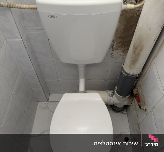התקנה של אסלה וניאגרה גלויה מפלסטיק בחדר שירותים